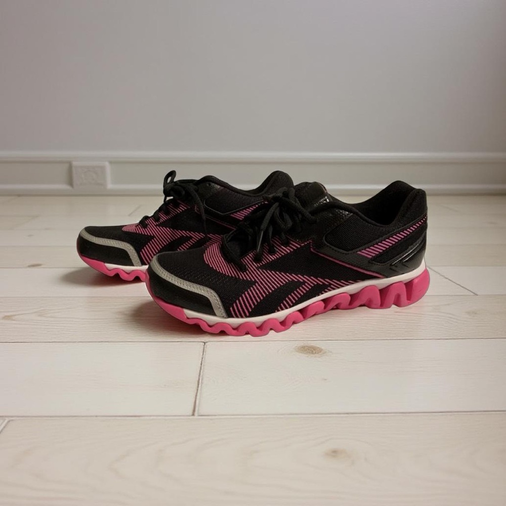 New In Box Reebok Black & Pink Running Shoes, Size 9